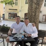 Nenad Nešić i Radomir Ninković Letva na kafi u Trebinju, sjede za stolom ispod platana ispred Turističkog info centra.