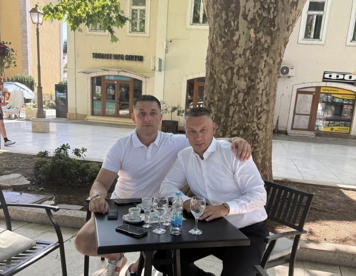 Nenad Nešić i Radomir Ninković Letva na kafi u Trebinju, sjede za stolom ispod platana ispred Turističkog info centra.