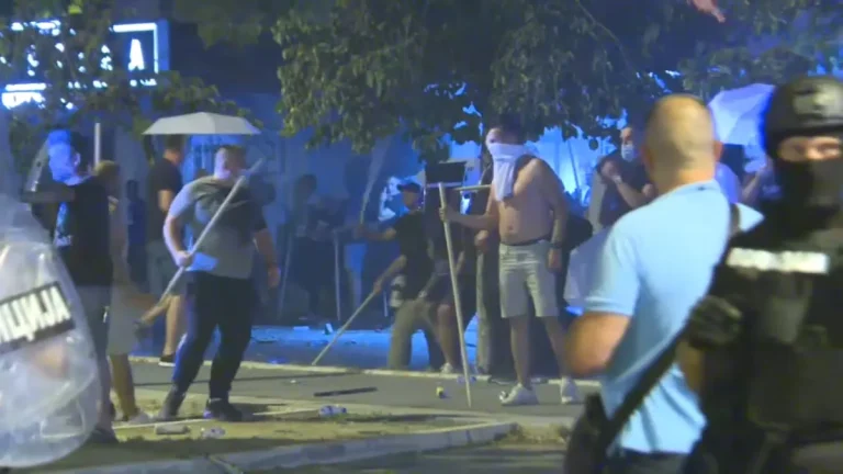 (VIDEO) HAOS NA ULICAMA SRBIJE: Naprednjaci napali građane pirotehnikom, policija brutalno potiskivala demonstrante