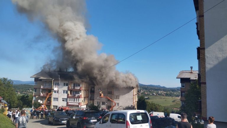 Strašan požar u Vlasenici: Vatra zahvatila dvije zgrade