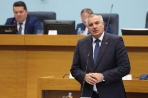 Radovan Višković zabrinuto gleda u NSRS
