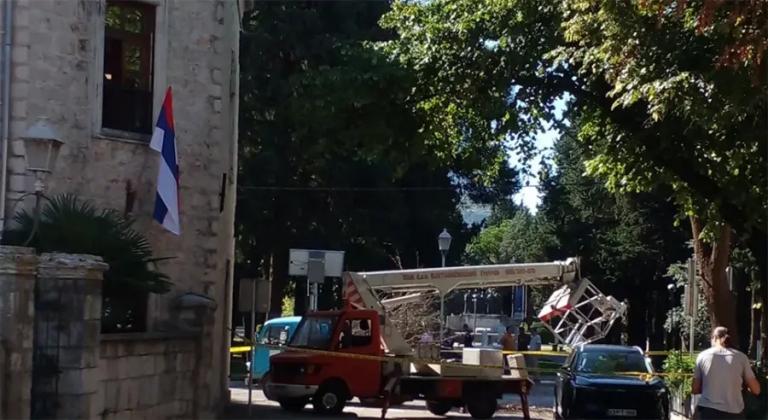 Kako je došlo do nezgode u Trebinju: Radnici pali sa korpe tokom orezivanja stabala