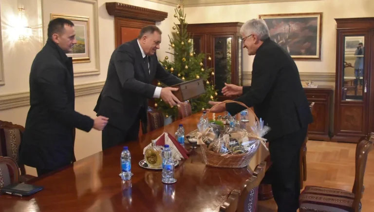 Dodik sa banjalučkim biskupom, iznenadio ga poklonom