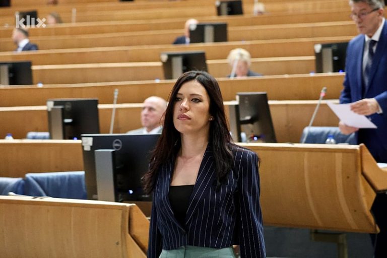 Incident u Doboju: Poslanica SNSD-a Sanja Vulić sukobu sa posmatračem opozicije (VIDEO)