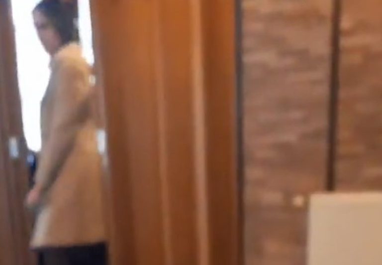 “Ljudi uđu, naplate glas i izlaze” Aktivisti SNSD kupuju glasove u kafani u Doboju? (VIDEO)