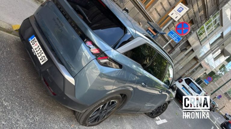Sramotan prizor u centru Sarajeva: Na automobilu beogradskih tablica izbušene sve četiri gume