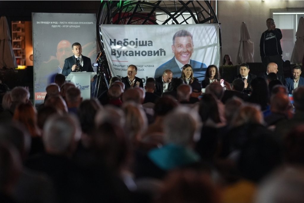 VELIČANSTVEN SKUP NA TRGU KRAJINE: Vukanović i saborci napunili centar Banjaluke (FOTO/VIDEO)